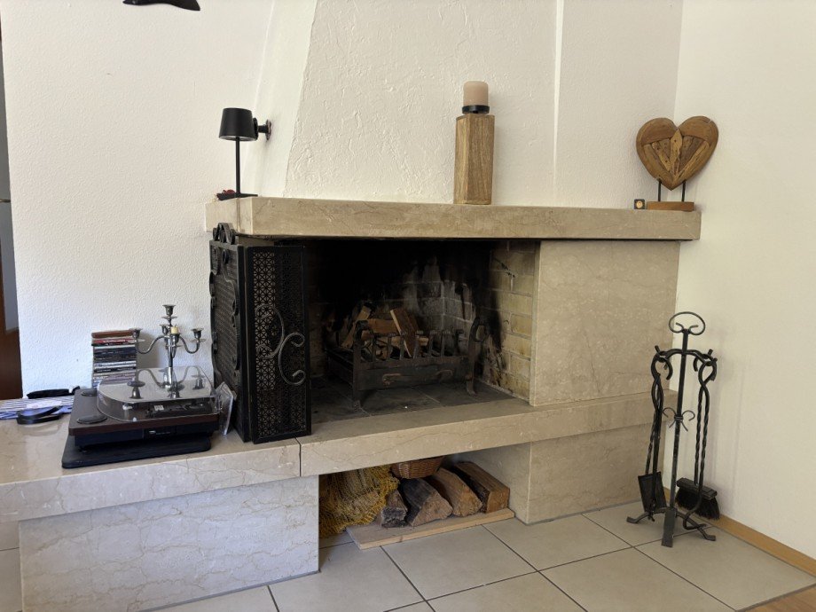 offener Kamin im Wohnraum Etagenwohnung Bad Orb