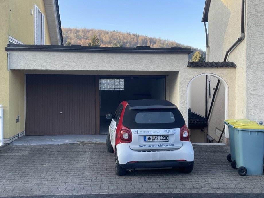 Garage links und Stellplatz davor Etagenwohnung Biebergem�nd-Bieber