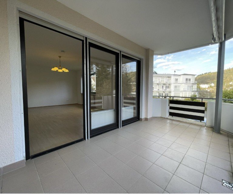 gro�er �berdachter Balkon Bad Orb - Main-Kinzig-Kreis Etagenwohnung AS-Immobilien.com +++Attraktive 4 Zimmer Eigentumswohnung mit 2 Balkonen, Garage und Einbauk�che