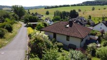 Hausansicht - Stra�e AS-Immobilien.com +++ 1 Familien-Traumhaus mit eigenem Pool im wundersch�nen Garten +++