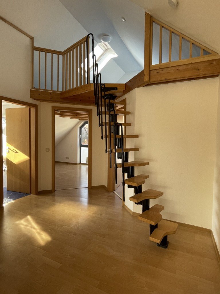 Wohnen - Galerie Jossgrund - Gemeinde Jossgrund Etagenwohnung AS-Immobilien.com+++interessante 3 Zimmerwohnung mit Galerie im Spitzboden in Jossgrund-Oberndorf+++