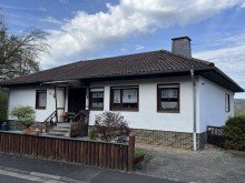 Hausansicht-Anliegerstra�e AS-Immobilien.com+++Wohnen auf einer Ebene - Walmdachbungalow in Ortsrandlage+++