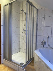 Dusche und Wanne AS-Immbilien.com +++ 1 Raum - WOHNTRAUM mit Dachloggia  +++