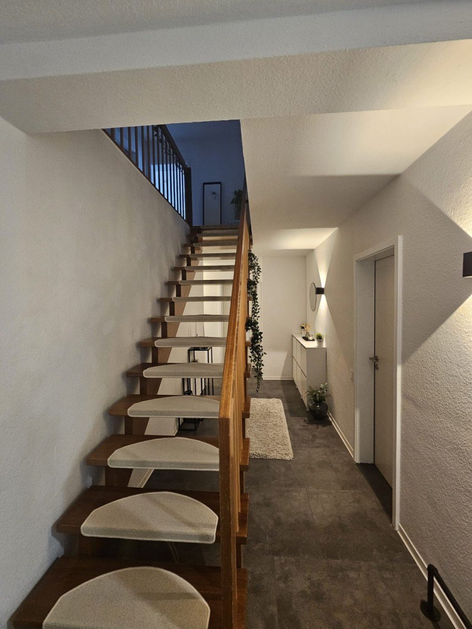 Flur - Treppe zum Maisonettebereich Maisonettewohnung Brachttal-Schlierbach