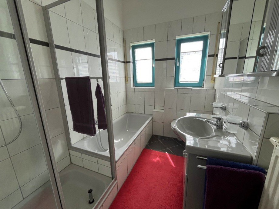 Tageslichtbad mit Wanne und Dusche Etagenwohnung Jossgrund-Lettgenbrunn