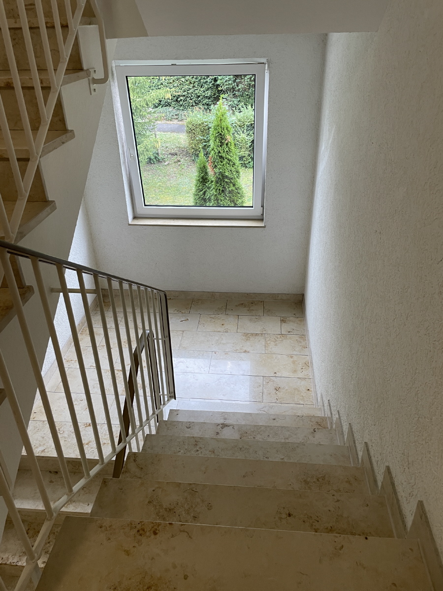helles freundliches Treppenhaus Etagenwohnung Bad Orb