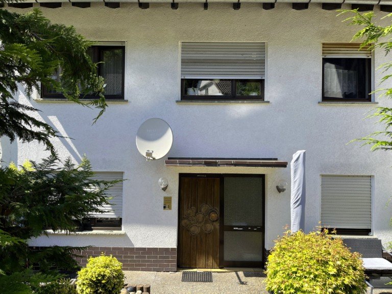 Reihenmittelhaus - Eingangsbereich Bad Orb - Main-Kinzig-Kreis Mehrfamilienhaus AS-Immobilien.com +++ praktisches Haus mit 2 vermieteten Wohnungen