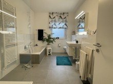 schickes Tageslichtbad AS-Immobilien.com+++ BAD ORB am KURPARK: Komfortwohnung mit Lift und Tiefgarage+++